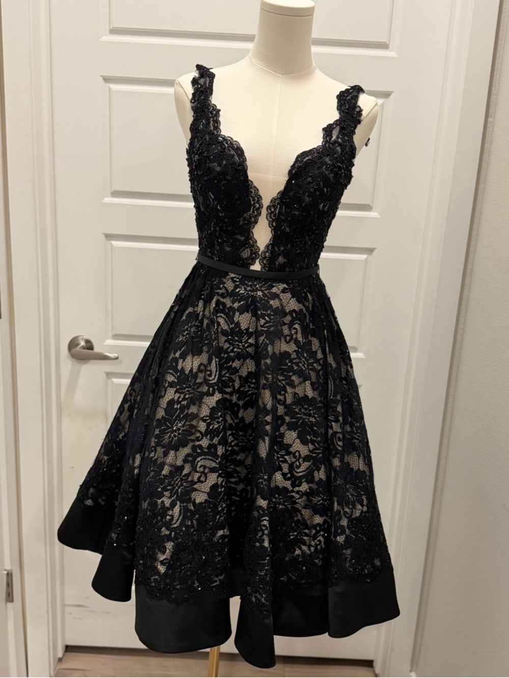 🔥Mac Duggal Black Lace Midi Dress with Nude Illusion Bodice - Picture 3 of 11